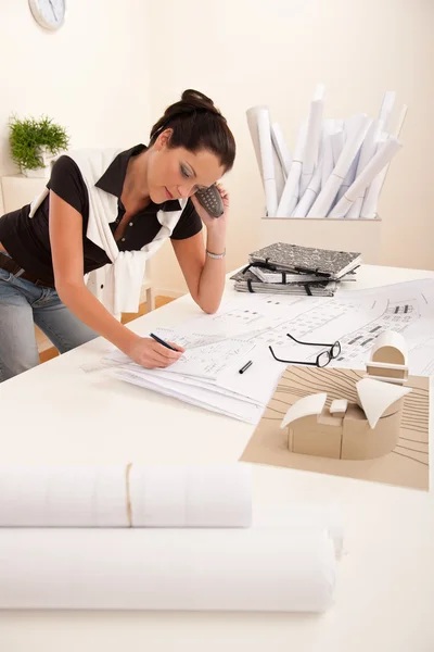 Vrouwelijke architect druk op het kantoor bellen — Stockfoto