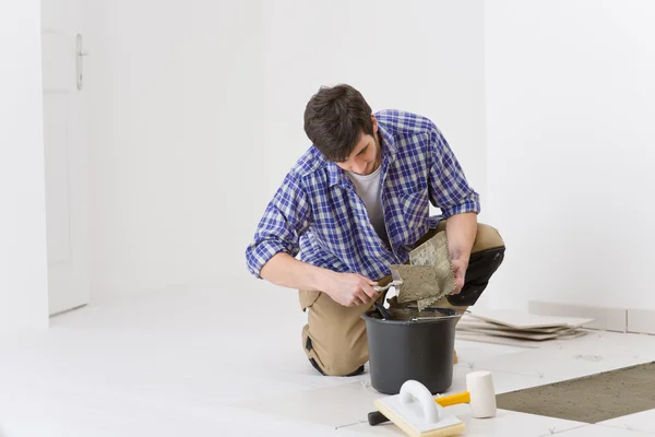 Mejora del hogar - handyman colocación de baldosas — Foto de Stock