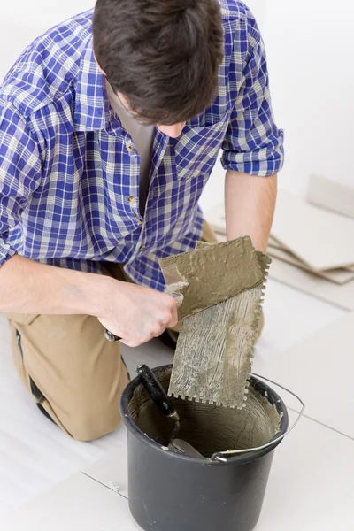 翻新工程 勤杂工铺设瓷砖 与砂浆抹子 — 图库照片