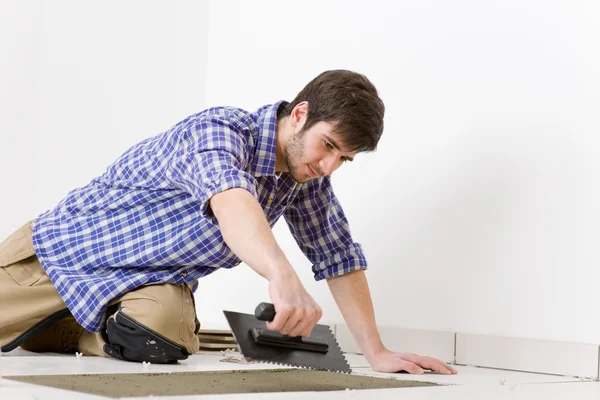 Melhoria da casa - handyman que estabelece telha — Fotografia de Stock