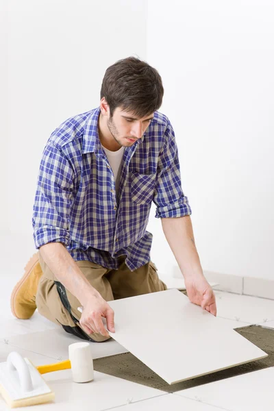 Melhoria Casa Renovação Handyman Que Coloca Telha Espátula Com Argamassa — Fotografia de Stock