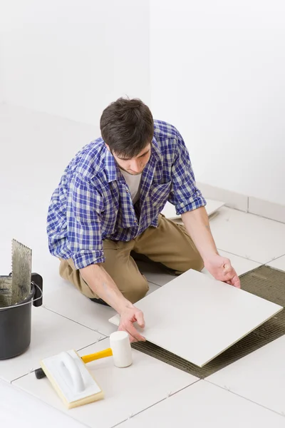 Mejora del hogar - handyman colocación de baldosas —  Fotos de Stock