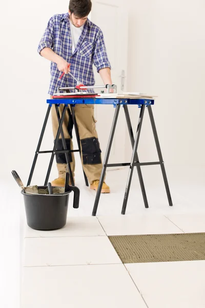 Mejora del hogar - handyman azulejo de corte — Foto de Stock