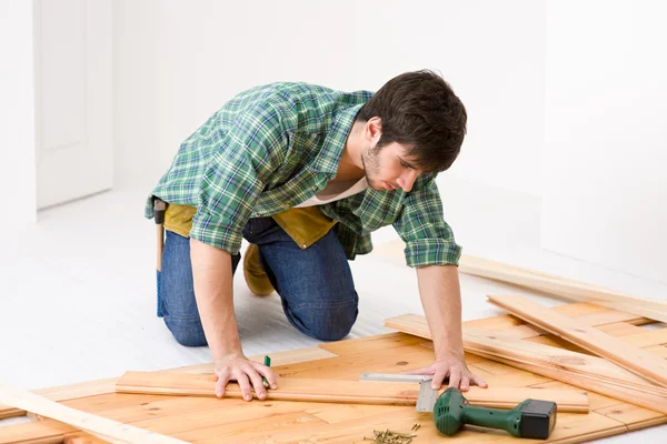 Melhoria da casa - faz-tudo instalar piso de madeira — Fotografia de Stock