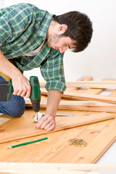 Heimwerker Verlegen Holzboden — Stockfoto