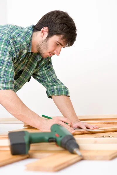 木製の床を取付ける便利屋改築 — ストック写真