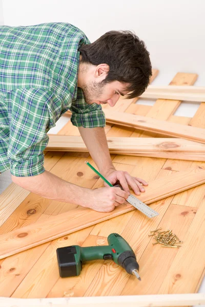 Mejora del hogar - manitas instalando piso de madera — Foto de Stock