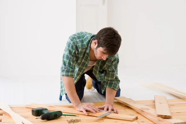 Melhoria da casa - faz-tudo instalar piso de madeira — Fotografia de Stock