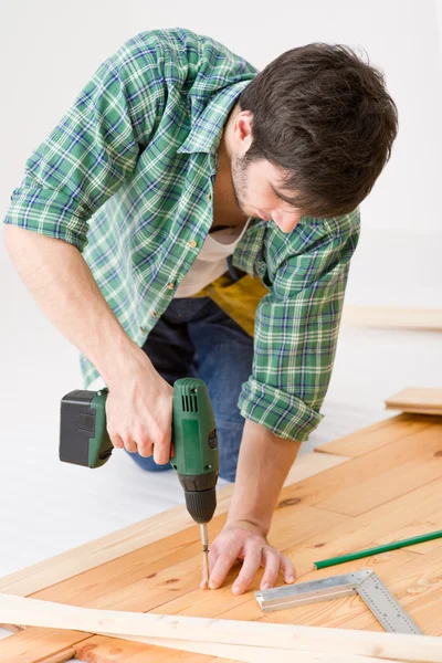 杂工安装木地板 — 图库照片