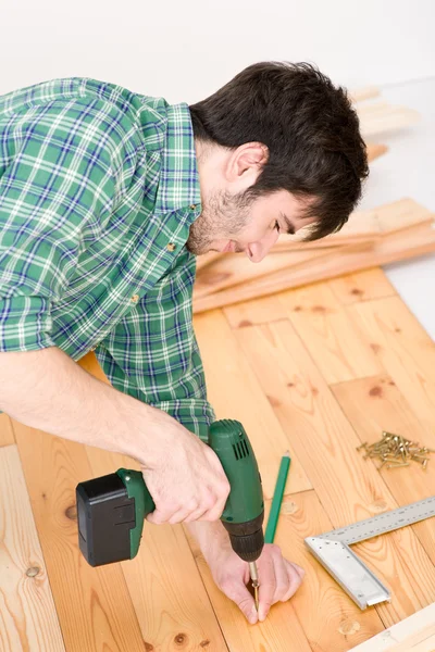 木製の床を取付ける便利屋改築 — ストック写真