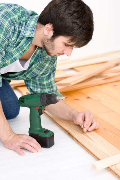 Domácí kutily - údržbář instalace dřevěné podlahy — Stock fotografie
