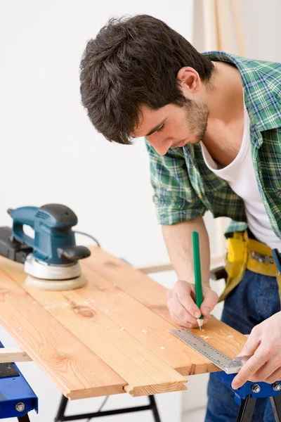 Geliştirme Handyman Atölyede Ahşap Zemin Hazırlamak — Stok fotoğraf