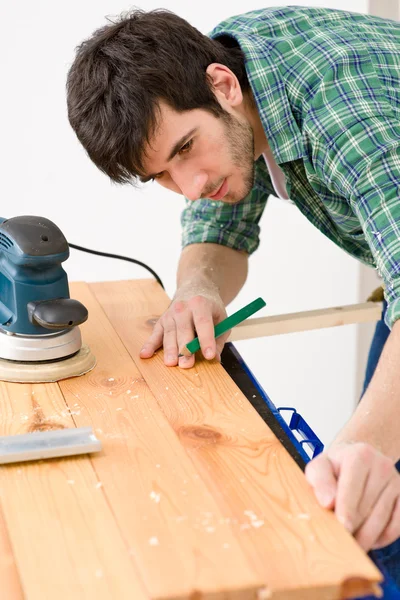 Hem förbättring - handyman förbereda trägolv — Stockfoto