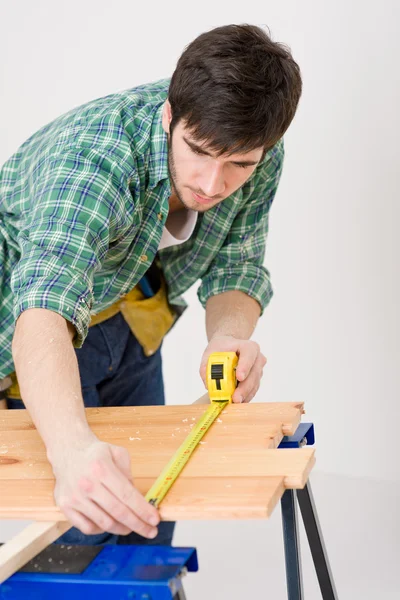 Hem förbättring - handyman förbereda trägolv — Stockfoto