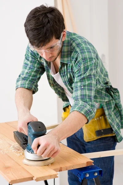 Hem förbättring - handyman slipa trägolv — Stockfoto