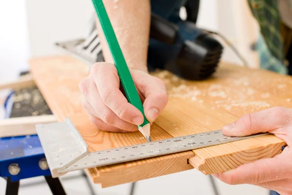 Mejora del hogar - manitas preparan piso de madera — Foto de Stock