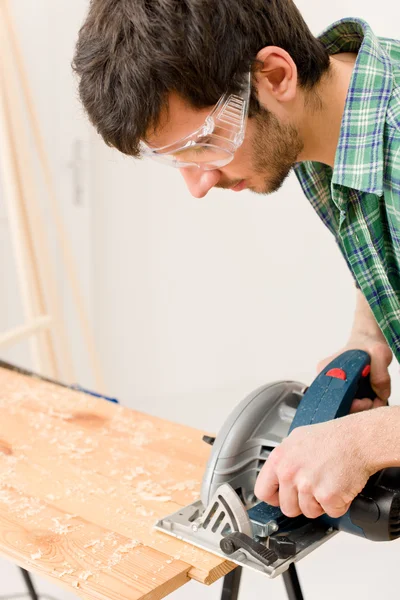 Amélioration de la maison - homme à tout faire couper le bois avec puzzle — Photo