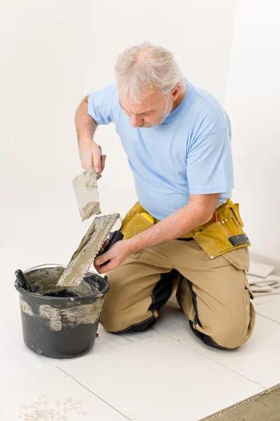 Mejora del hogar, renovación - handyman colocación de baldosas —  Fotos de Stock
