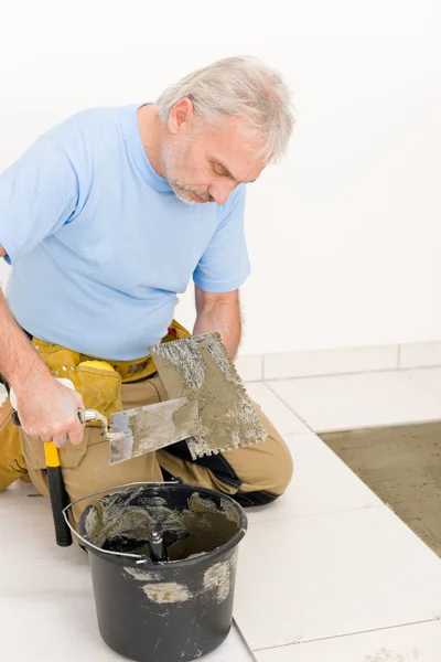 Heimwerker, Renovierung - Handwerker verlegen Fliesen — Stockfoto