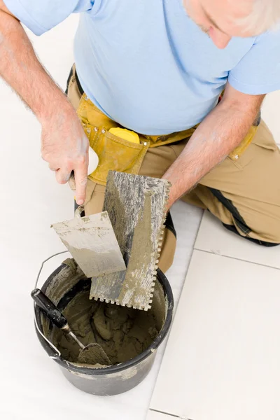Heimwerker Renovierung Handwerker Verlegen Fliesen Kelle Mit Mörtel — Stockfoto