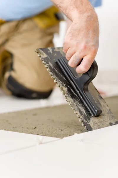 Melhoria da casa, renovação - handyman que estabelece telha — Fotografia de Stock
