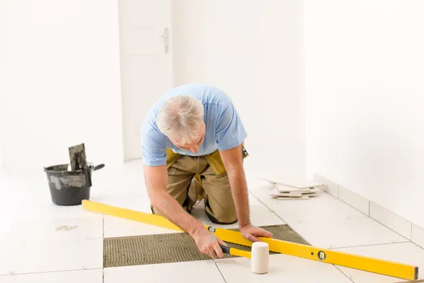 Heimwerker, Renovierung - Handwerker verlegen Keramikfliesen — Stockfoto