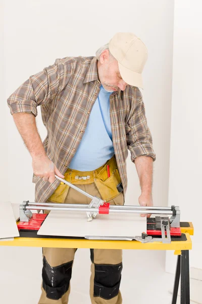 Melhoria da casa - handyman telha cortada — Fotografia de Stock