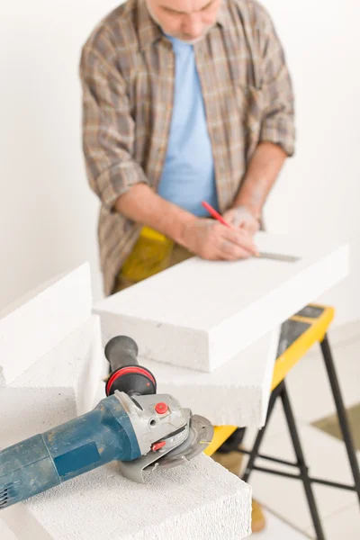 家装-杂工测量多孔砖 — 图库照片