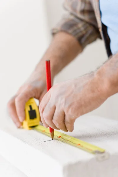 Hem förbättring - handyman mäta poröst tegel — Stockfoto