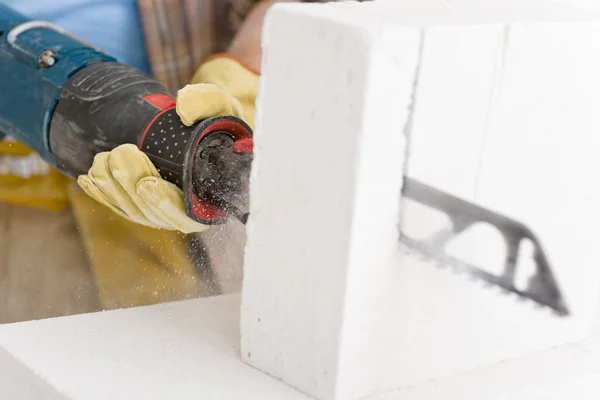 Melhoria da casa - handyman tijolo cortado com serra — Fotografia de Stock