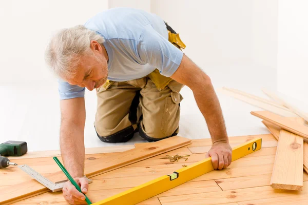 Mejora del hogar - manitas instalando piso de madera — Foto de Stock