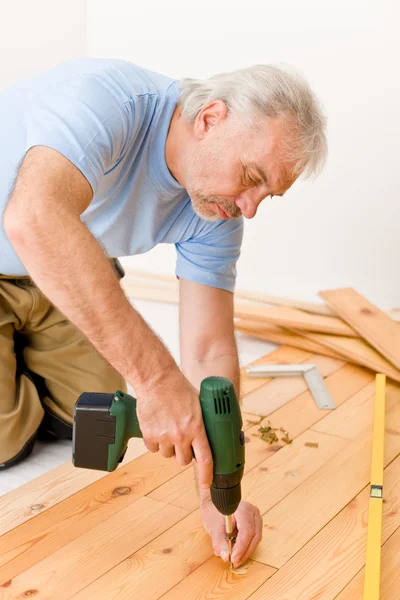 家装-杂工安装木地板 — 图库照片