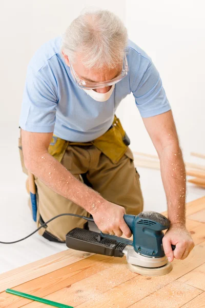 Heimwerker schleifen Holzboden — Stockfoto