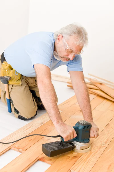 Domácí kutily - údržbář broušení dřevěné podlahy — Stock fotografie