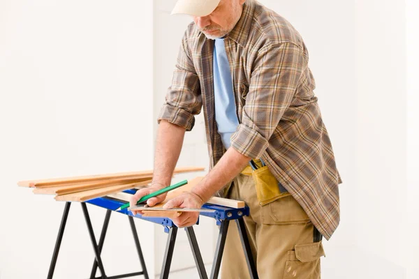 Εγχώριας βελτίωσης - πολυτεχνίτης προετοιμασία ξύλινο πάτωμα — Φωτογραφία Αρχείου