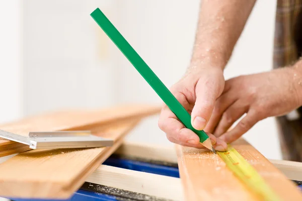 Melhoria da casa - close-up de madeira medida faz-tudo — Fotografia de Stock