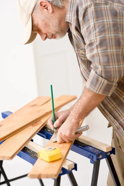 Amélioration de la maison - bricoleur préparer plancher en bois — Photo