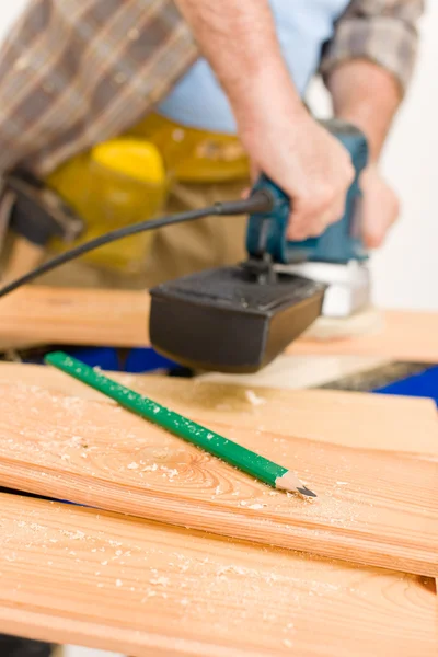 Mejora del hogar - manitas lijando piso de madera —  Fotos de Stock