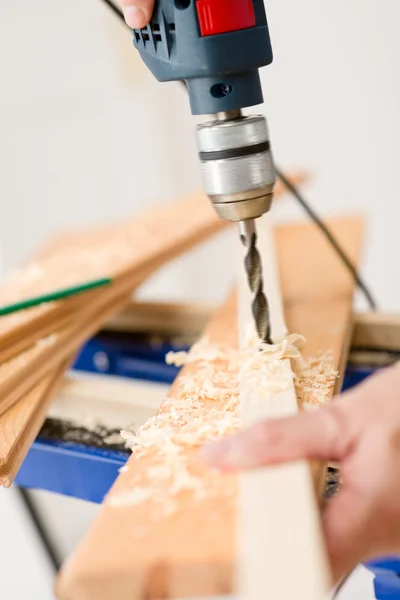 Hem förbättring - handyman borrning trä — Stockfoto