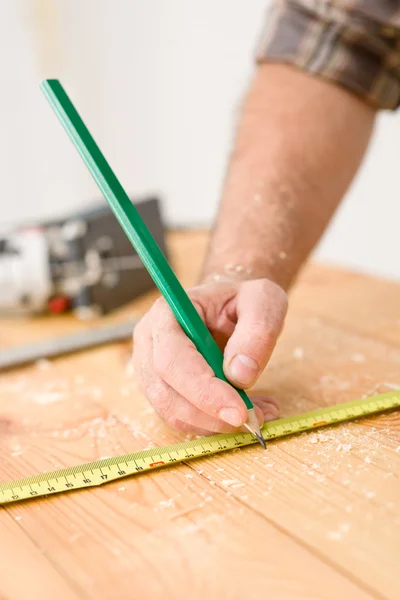 Miglioramento della casa - primo piano della misurazione del legno — Foto Stock