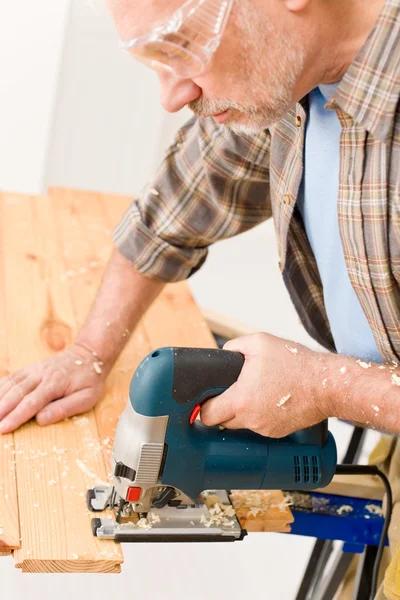 Hem förbättring - handyman såga i trä med sticksåg — Stockfoto