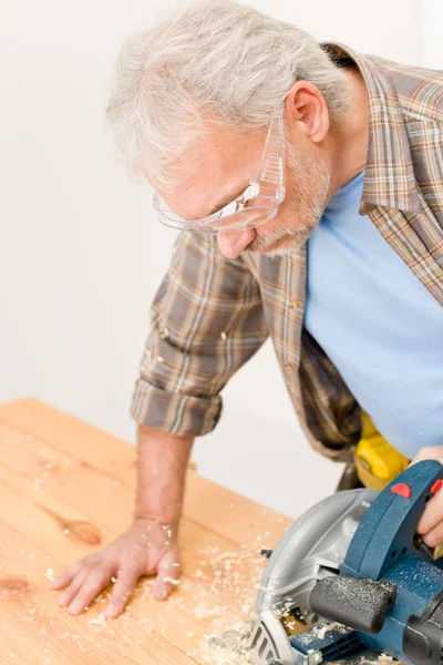 Hem förbättring - handyman såga i trä med sticksåg — Stockfoto