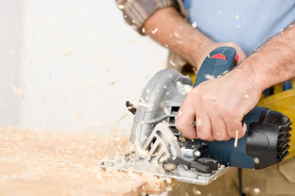 Home improvement - handyman cut wood with jigsaw — Stock Photo, Image