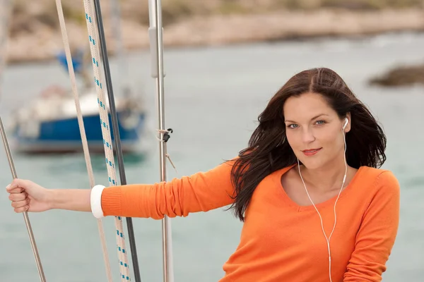 Attraktive Frau Auf Segelboot Mit Seil — Stockfoto