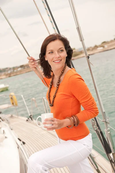Junge Frau Steht Auf Segelboot Mit Tasse Kaffee Auf Dem — Stockfoto