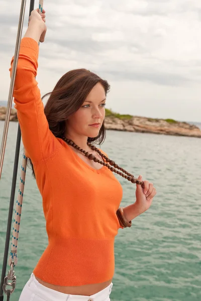 Attraktive Frau segelt auf Luxusjacht — Stockfoto