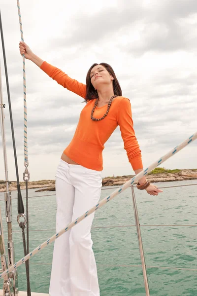 Mujer atractiva navegando en yate de lujo — Foto de Stock