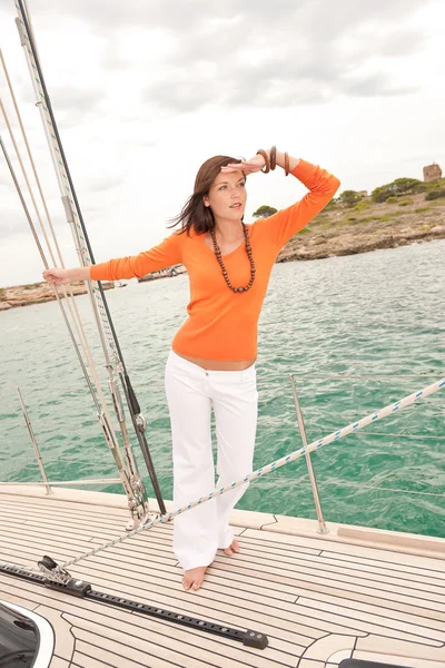 Femme attrayante naviguant sur yacht de luxe — Photo