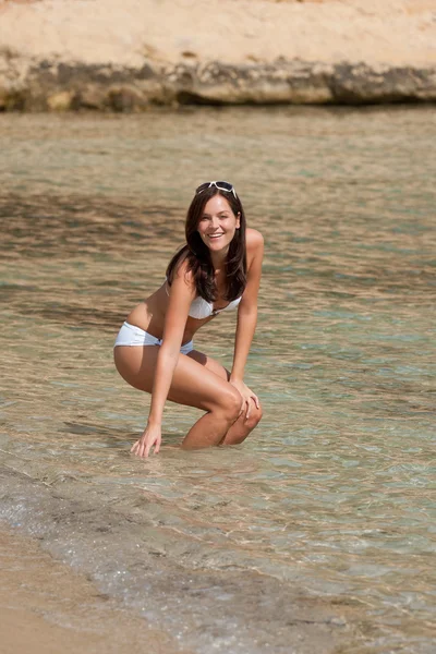 Mujer joven en bikini en el mar — Foto de Stock