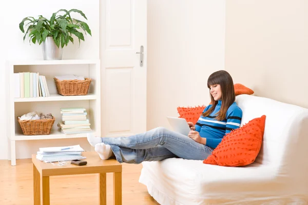 Adolescente Menina Relaxar Casa Sentado Sofá Com Tela Sensível Toque — Fotografia de Stock